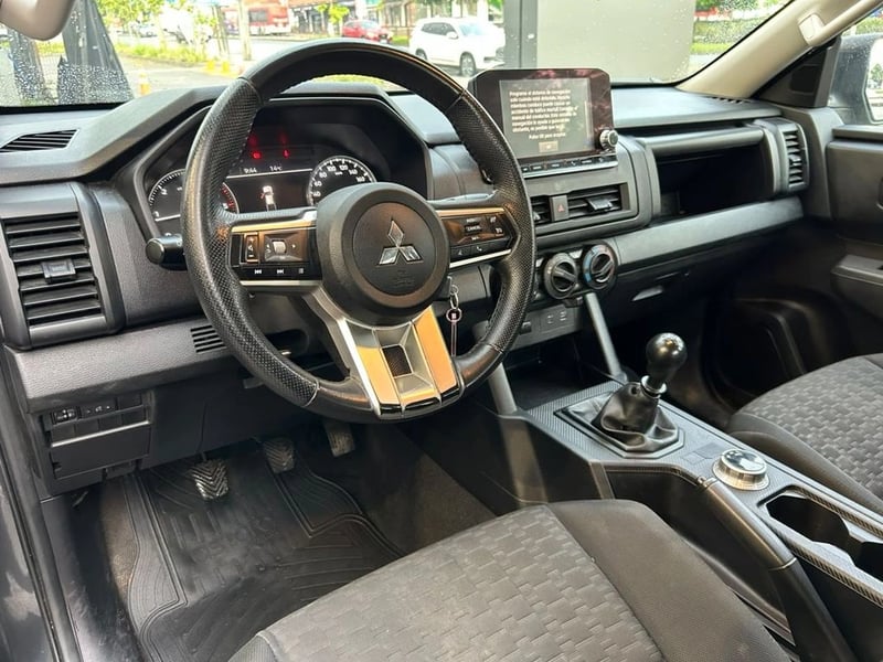 Mitsubishi L200 KATANA XRT 4X4 2.4 2025 - Imagen 13 de 17