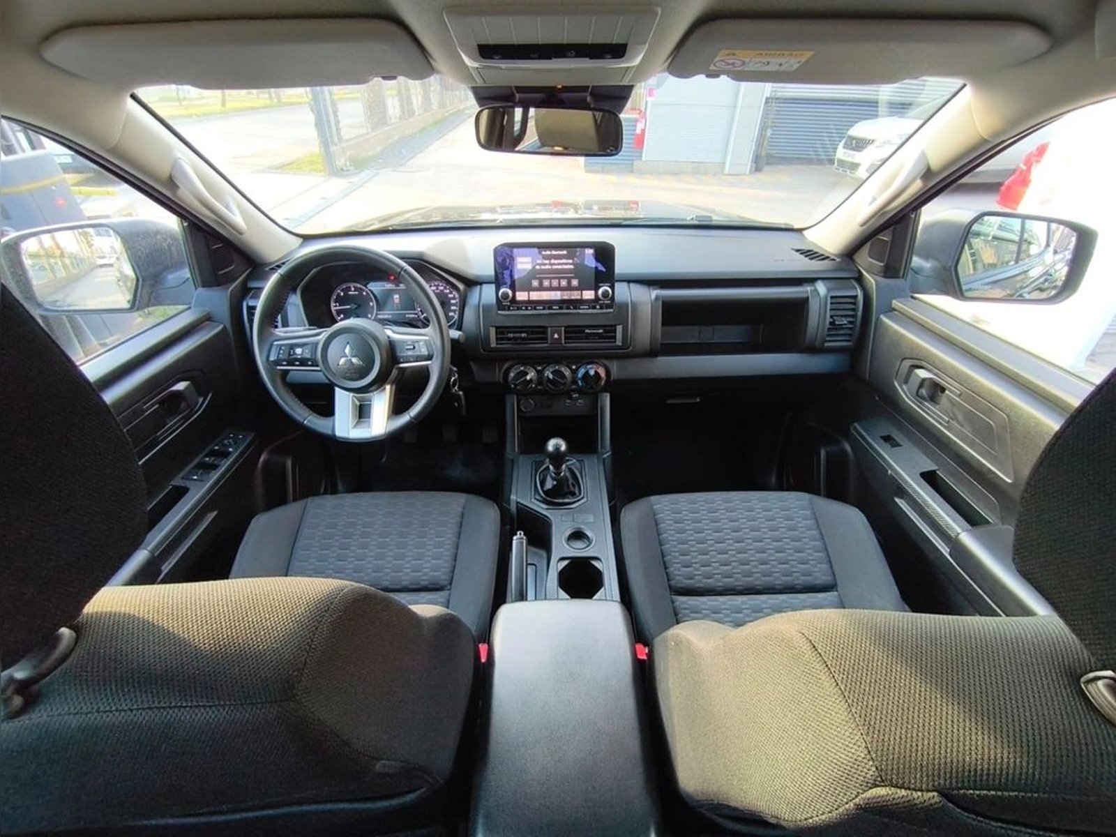 Mitsubishi L200 WORK XR 2.4 4X2 MT 2025 - Imagen 12 de 20