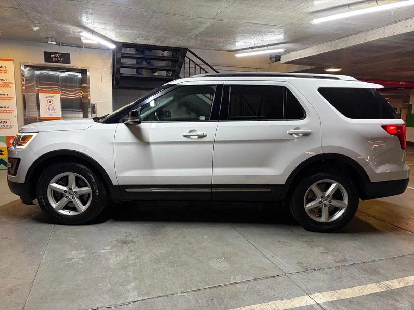 Ford EXPLORER 3.5 XLT 4X2 3 CORRIDAS AT 5P 2017 - Imagen 7 de 20