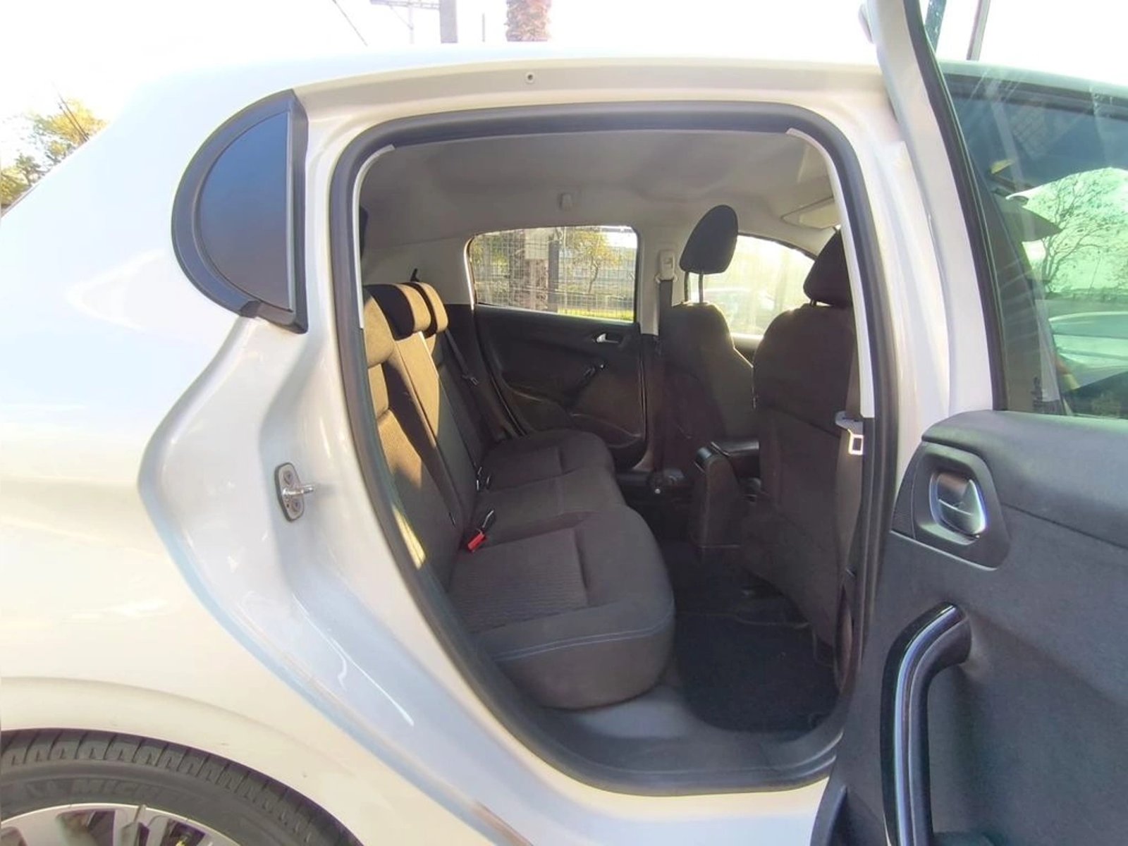Peugeot 208 SIGNATURE 1.2 MT HB PURE TECH 2020 - Imagen 11 de 20