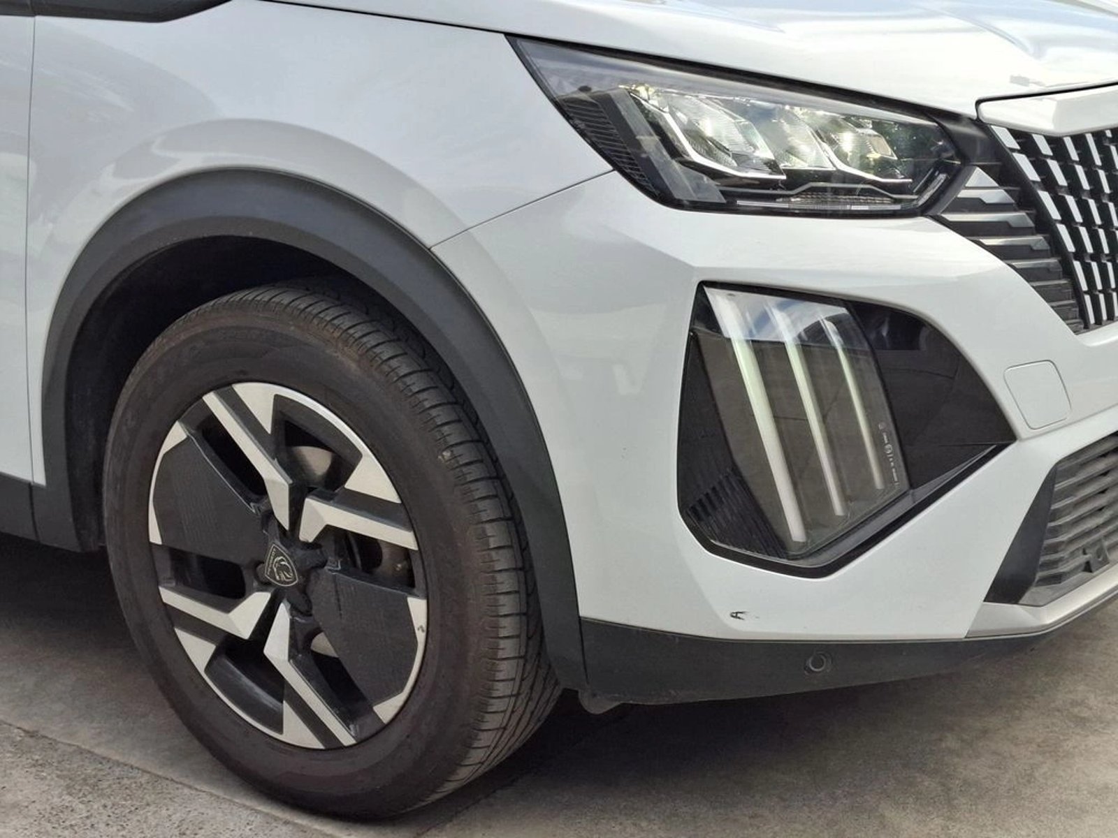 Peugeot 2008 1.2 ALLURE PACK PURETECH 130 4X2 AT 5P 2024 - Foto 5 de 20
