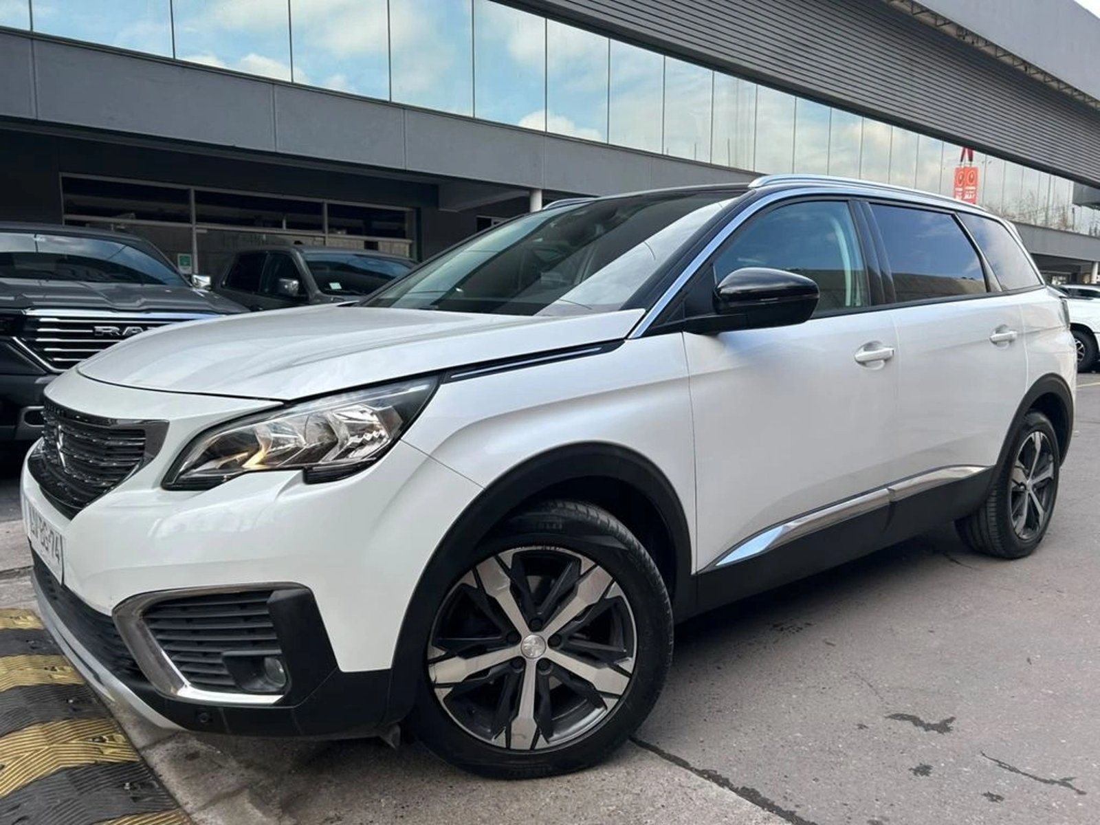 Peugeot 5008 1.6 ALLURE 4X2 THP 165 EAT6 5P 2020 - Foto 2 de 6