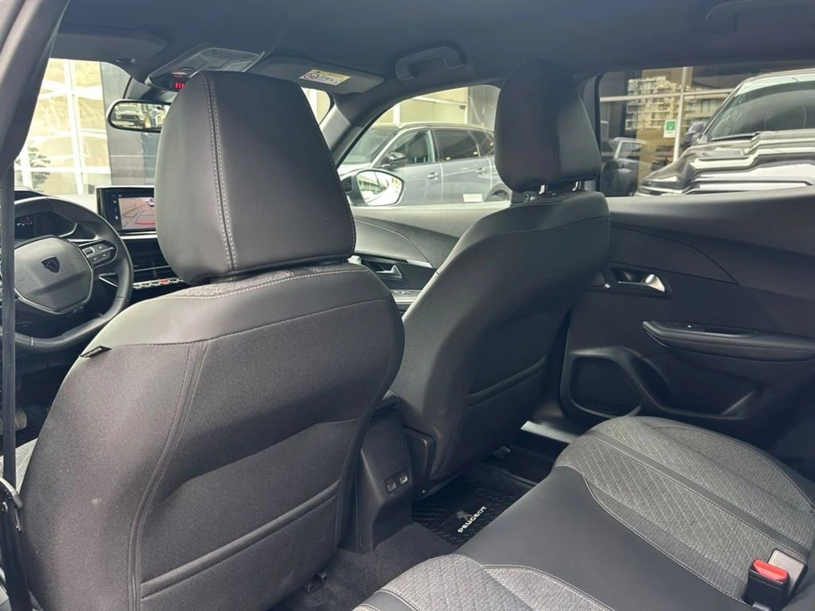 Peugeot 2008 1.2 ALLURE PACK PURETECH 130 4X2 AT 5P 2024 - Imagen 10 de 17