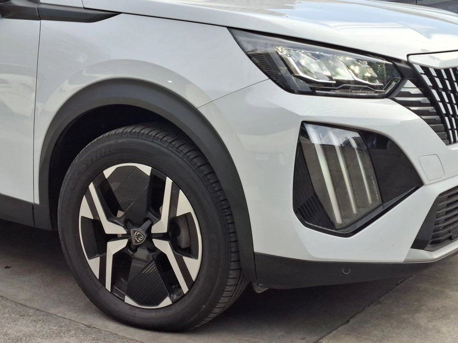 Peugeot 2008 1.2 ACTIVE PACK PURETECH 130 MT 2024 - Foto 5 de 20