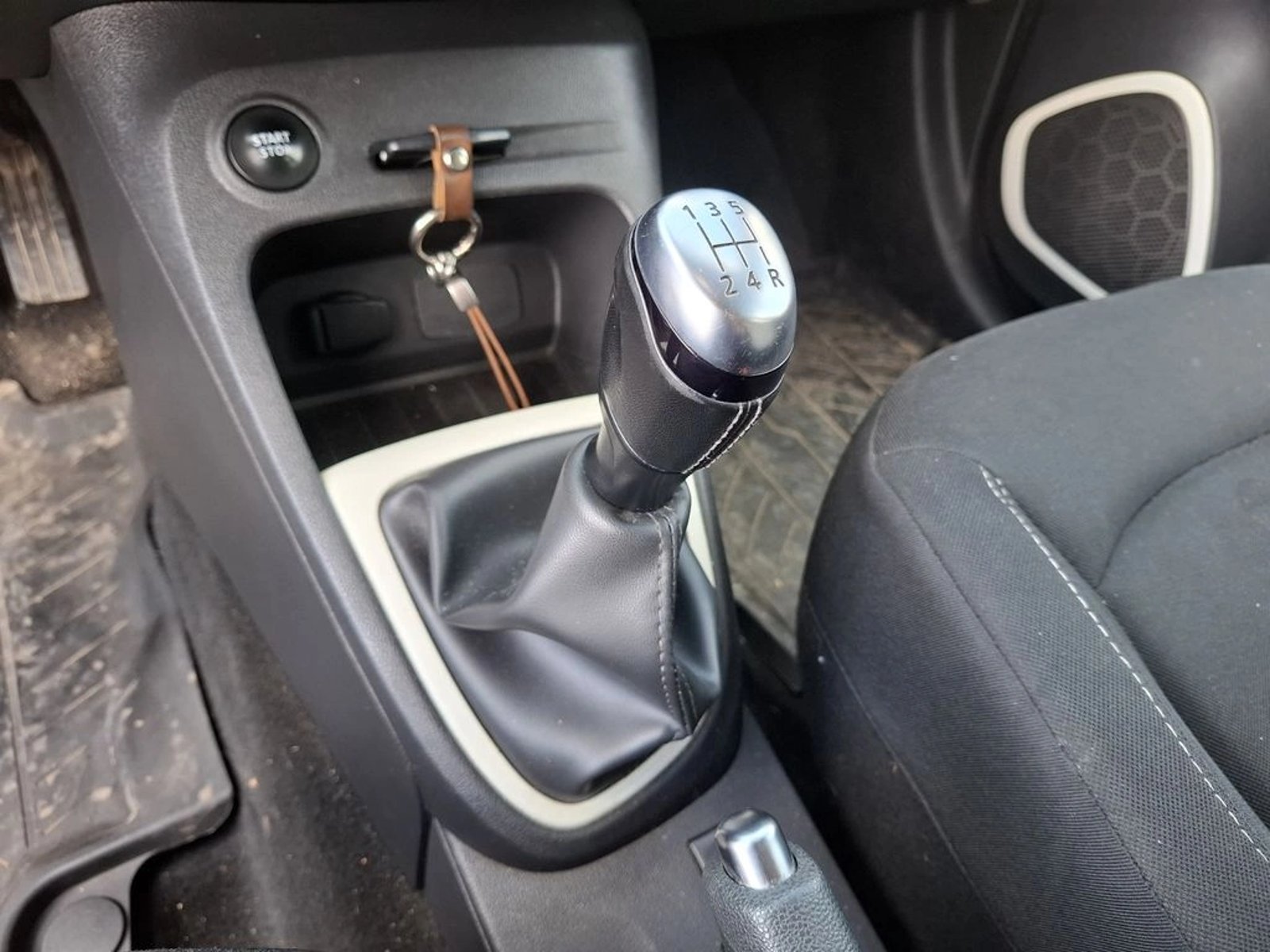 Renault CAPTUR 1.5 ZEN DIESEL F2 4X2 MT 5P 2018 - Imagen 16 de 20