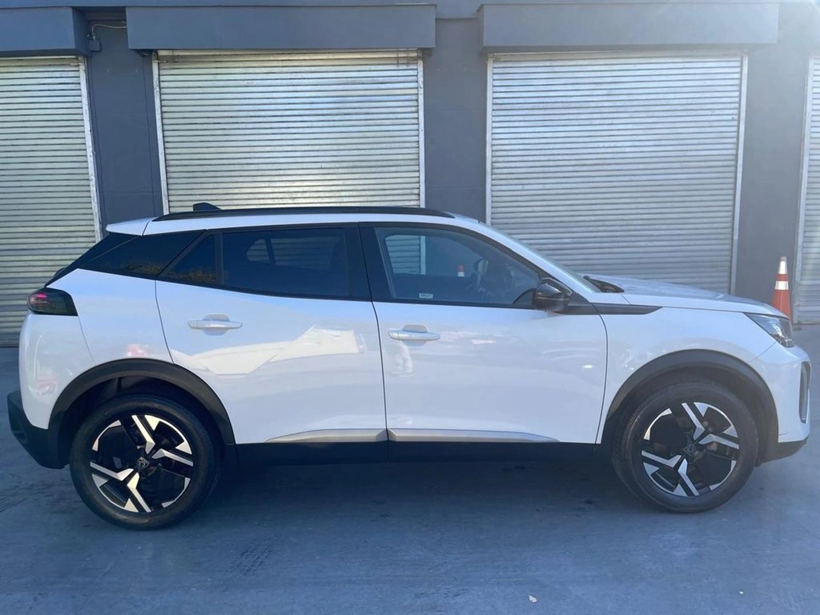 Peugeot 2008 1.2 ALLURE PACK PURETECH 130 AT 2024 - Foto 5 de 20