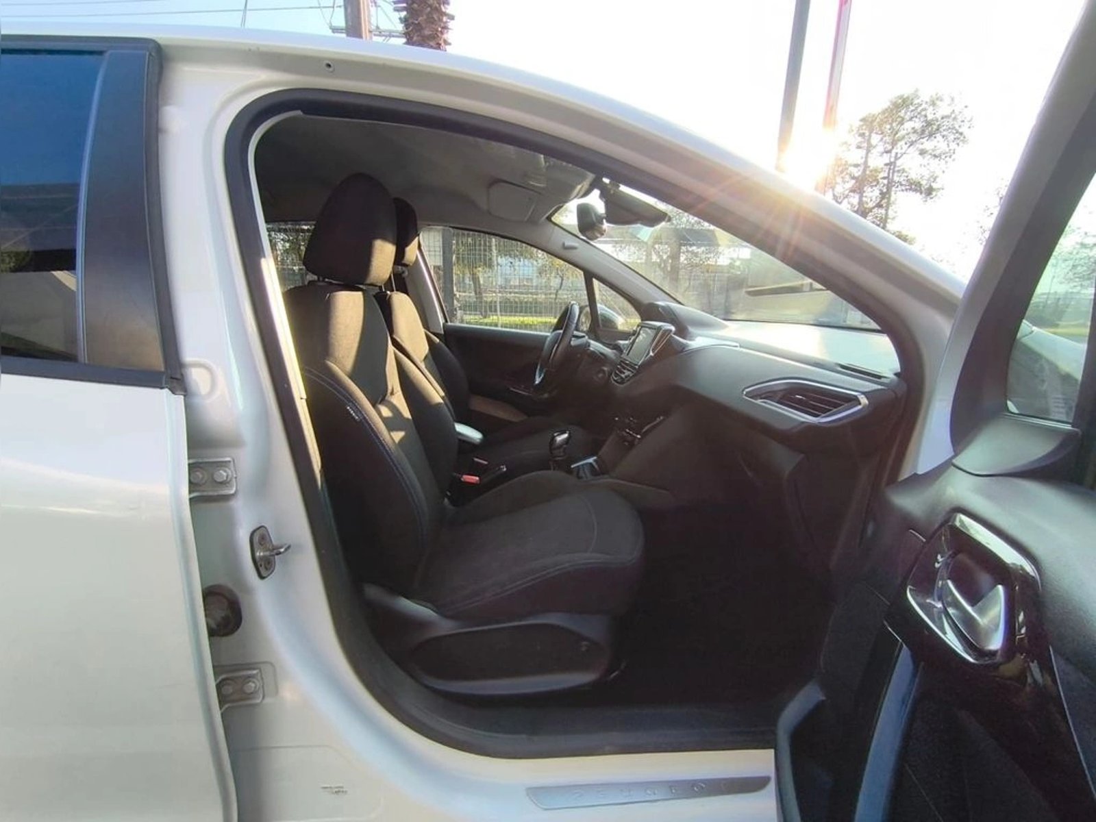 Peugeot 208 SIGNATURE 1.2 MT HB PURE TECH 2020 - Imagen 13 de 20