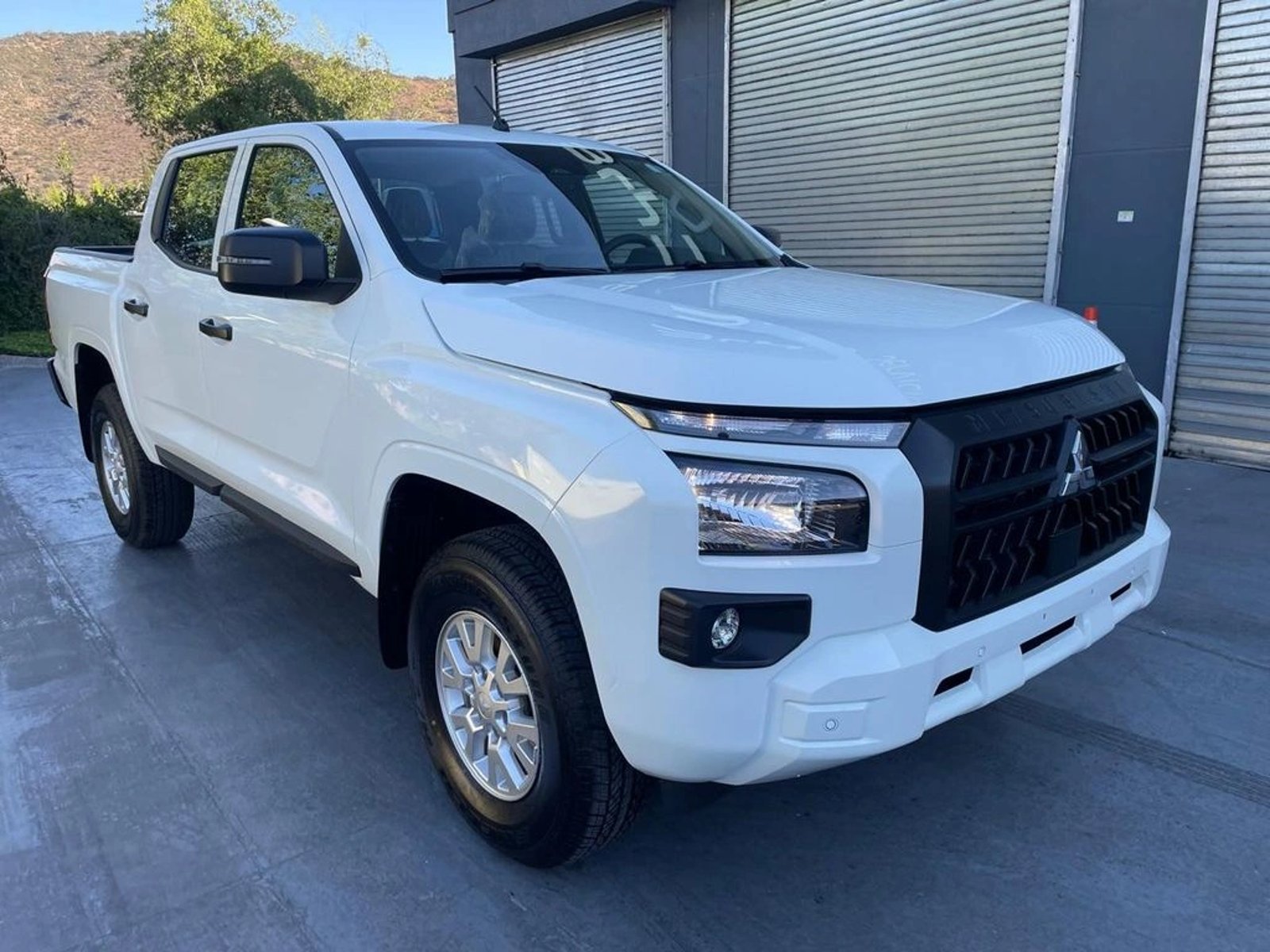 Mitsubishi L200 2.4 KATANA XRT DIESEL 4X4 DOB. CAB. EURO6 MT 4P 2026 - Foto 4 de 19