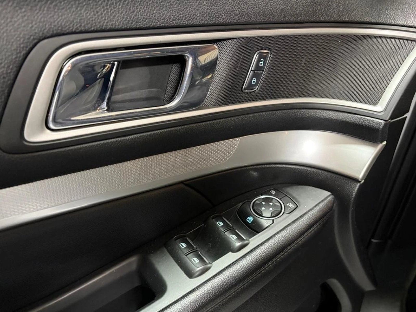 Ford EXPLORER 3.5 XLT 4X2 3 CORRIDAS AT 5P 2017 - Imagen 13 de 20