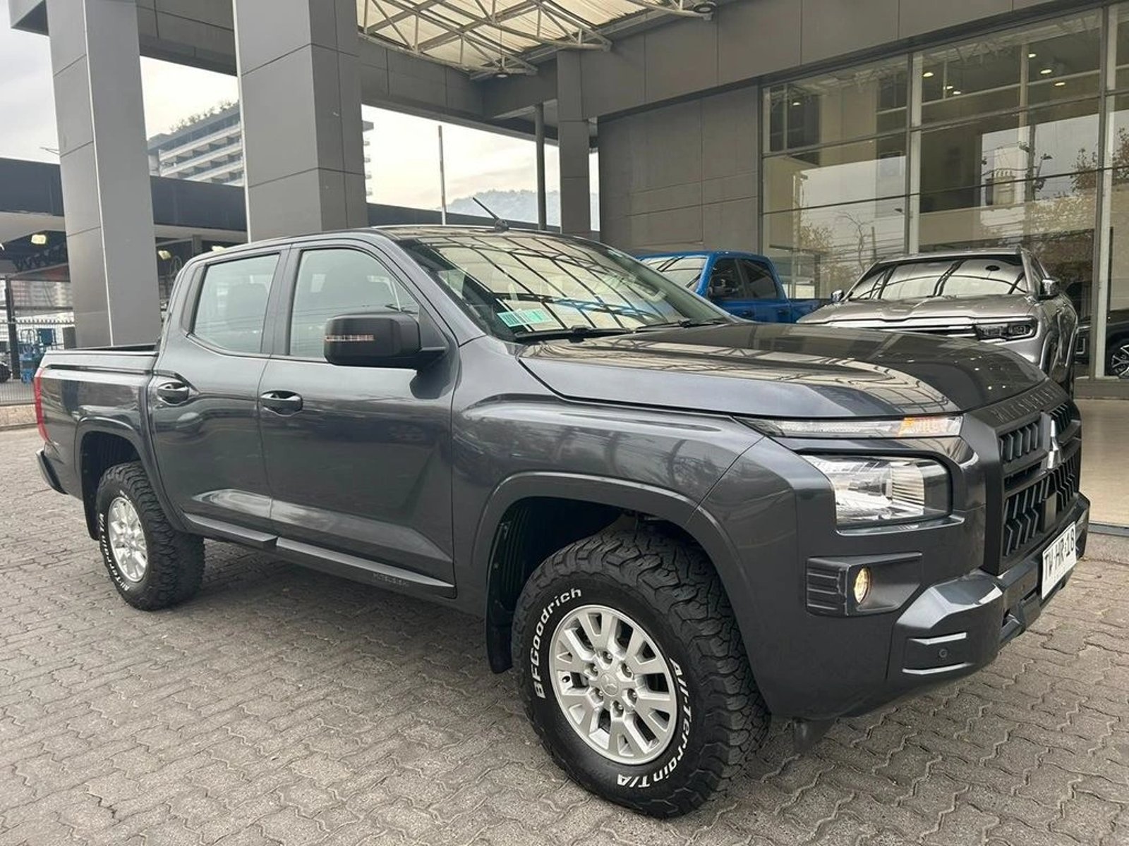 Mitsubishi L200 2.4 KATANA XRT DIESEL 4X4 DOB. CAB. EURO6 MT 4P 2025 - Imagen 4 de 17