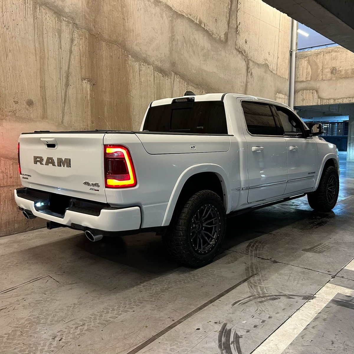 Ram 1500 5.7 LIMITED 4X4 2024 - Imagen 6 de 17