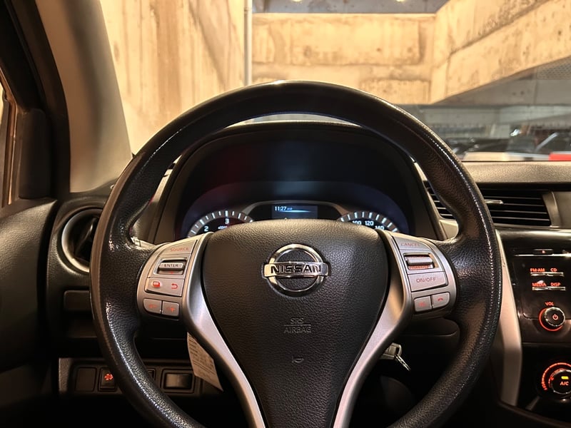 Nissan Np 300 2.3 XE MT 4X4 2020 - Imagen 8 de 13