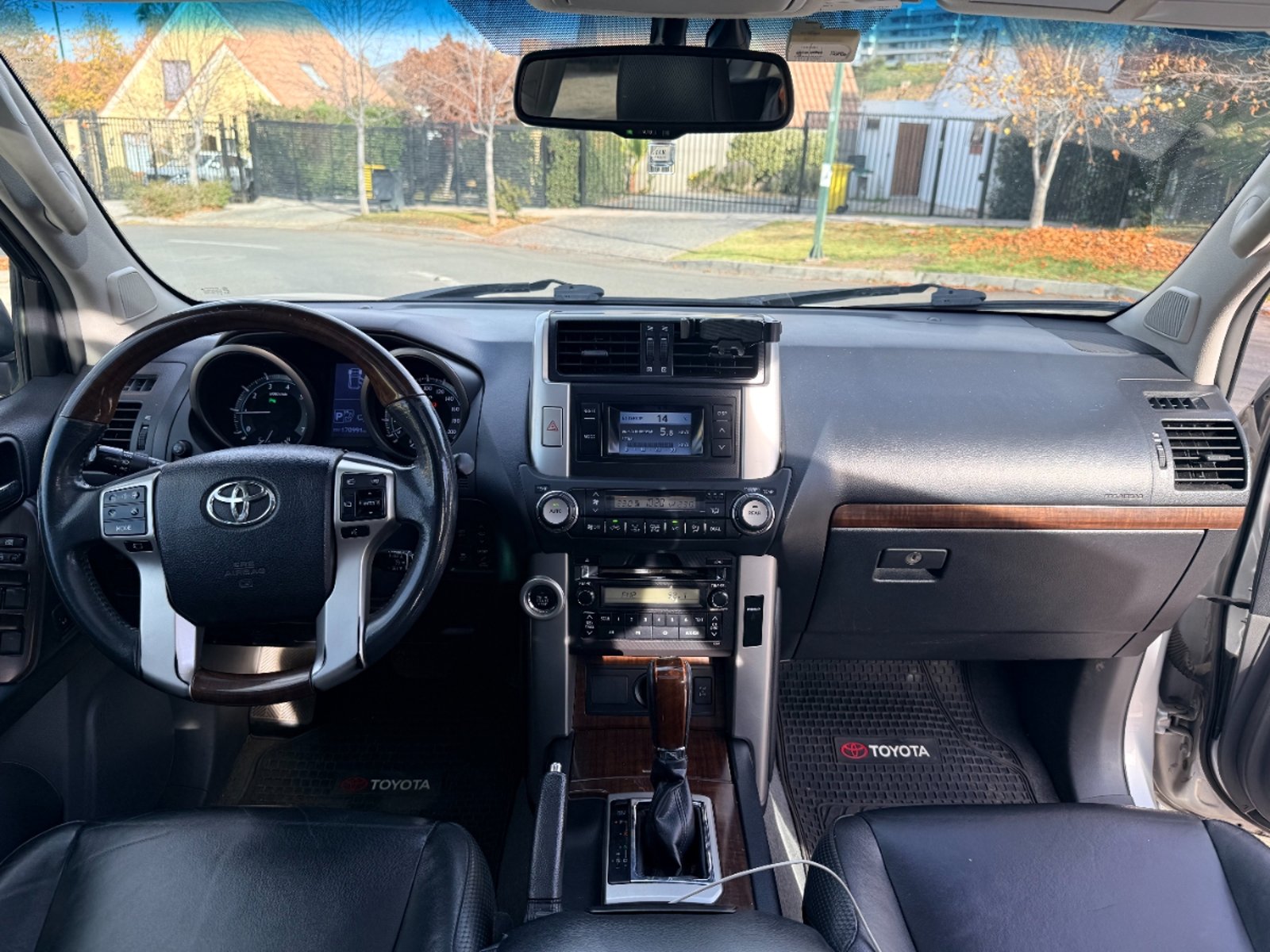 Toyota Land Cruiser Prado VXL 2011 - Imagen 17 de 19