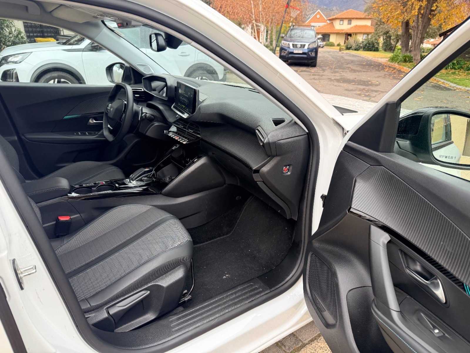 Peugeot 2008 Allure 1.2 turbo 2022 - Imagen 10 de 19