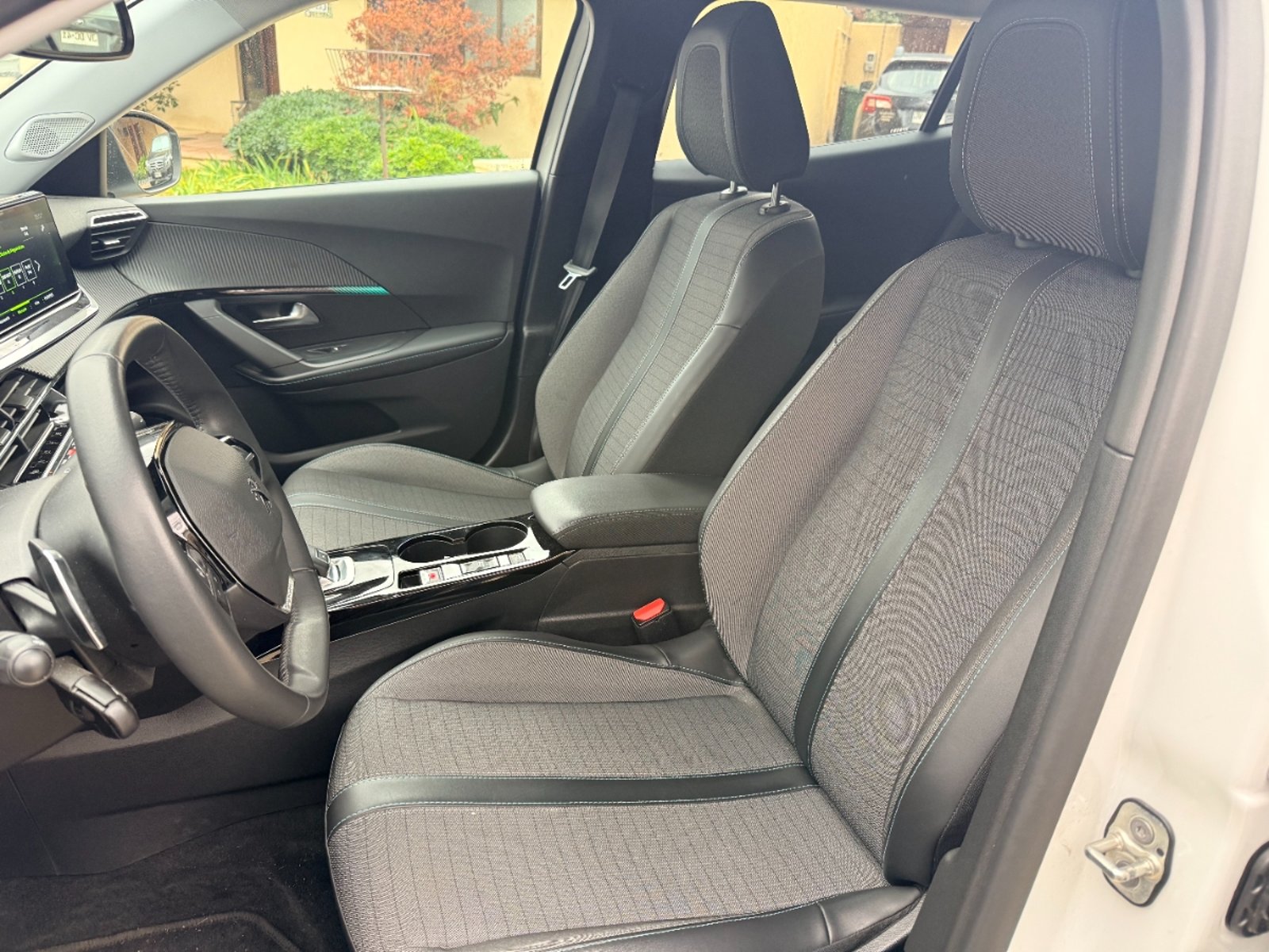 Peugeot 2008 Allure 1.2 turbo 2022 - Imagen 18 de 19