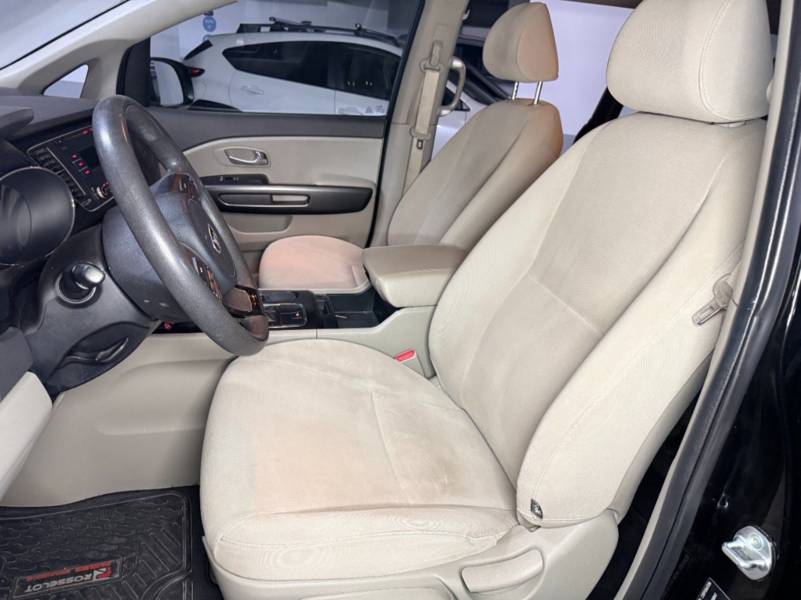 Kia Grand Carnival LX 3.3 V6 2016 - Imagen 15 de 20