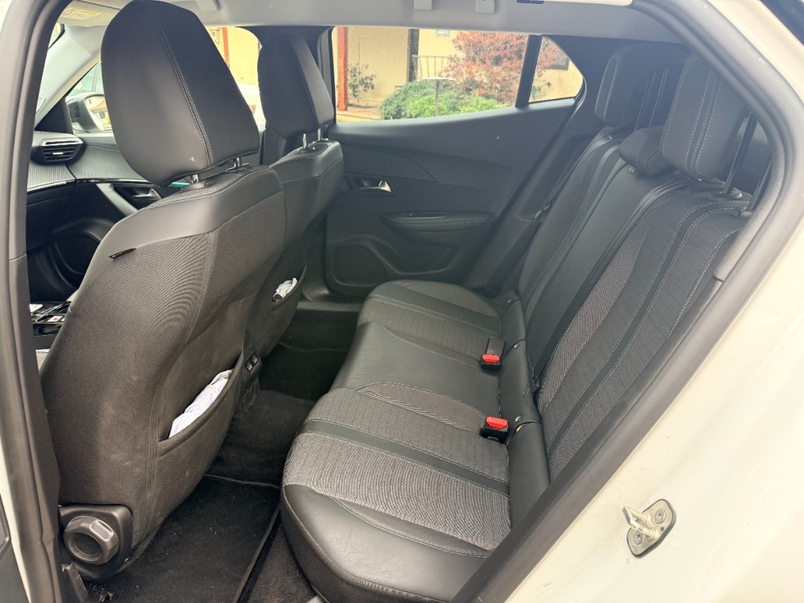Peugeot 2008 Allure 1.2 turbo 2022 - Imagen 17 de 19