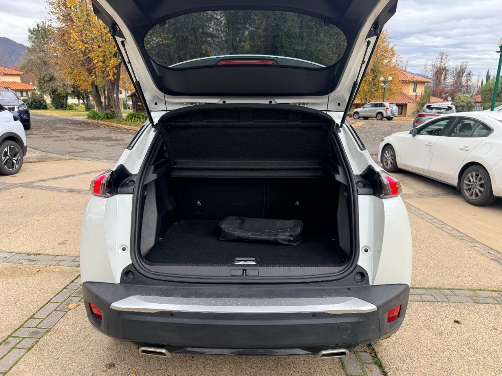 Peugeot 2008 Allure 1.2 turbo 2022 - Imagen 7 de 19