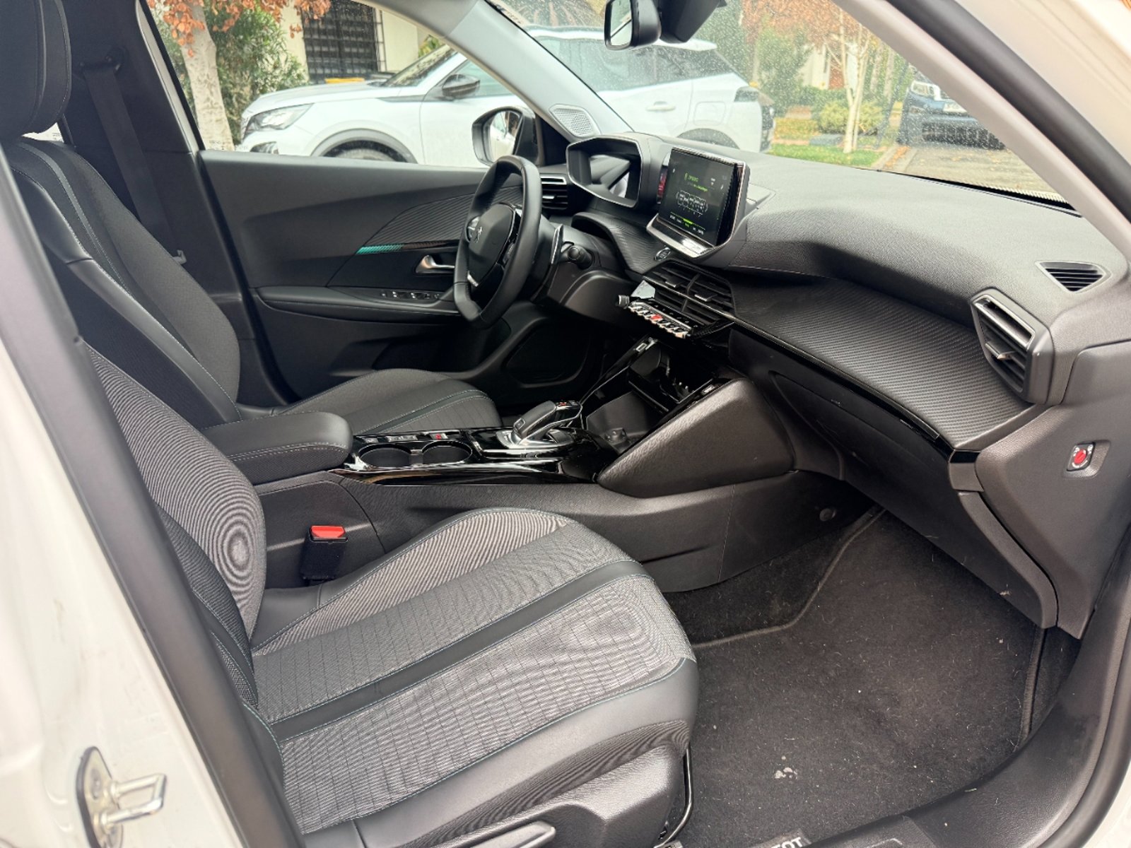 Peugeot 2008 Allure 1.2 turbo 2022 - Imagen 8 de 19