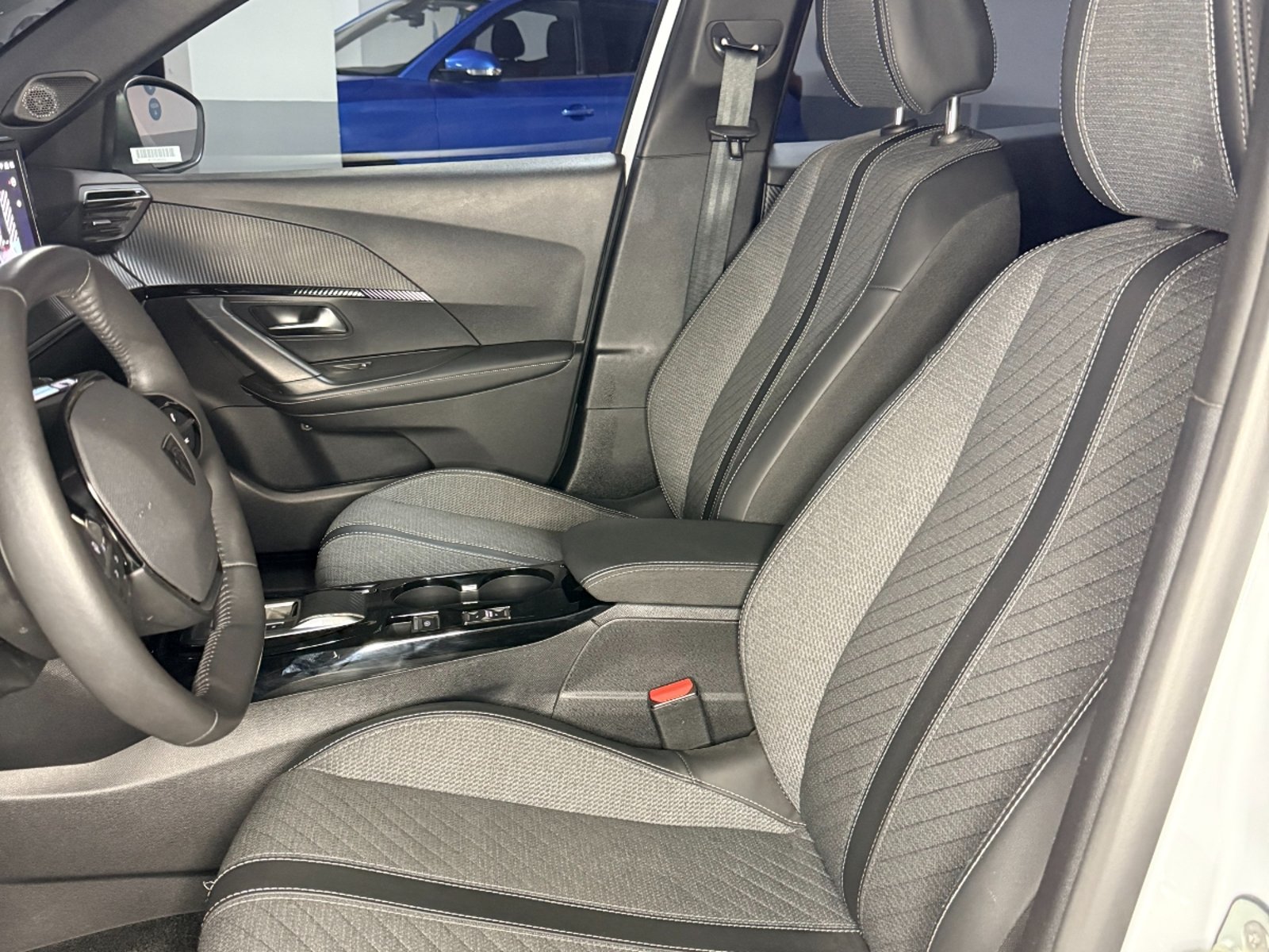 Peugeot 2008 Allure 130 Puretech 2025 - Imagen 19 de 20