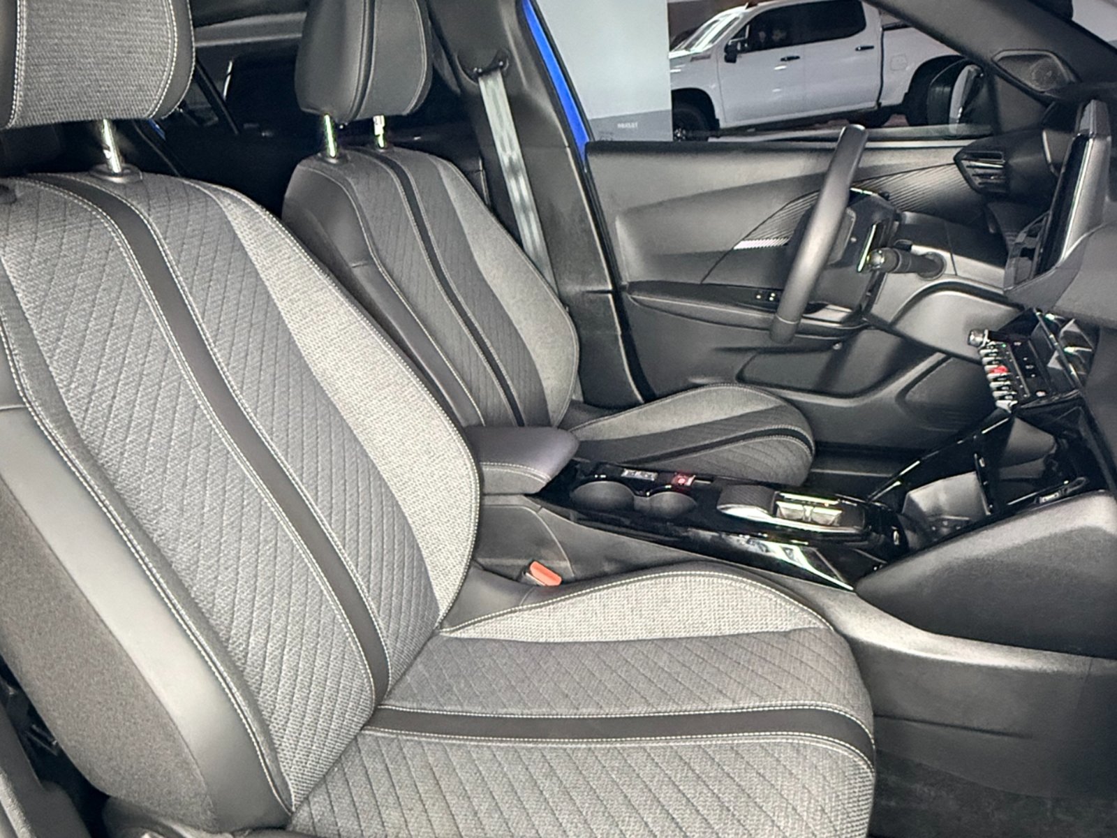 Peugeot 2008 Allure BlueHdi 1.5 Automatico 2025 - Imagen 12 de 17