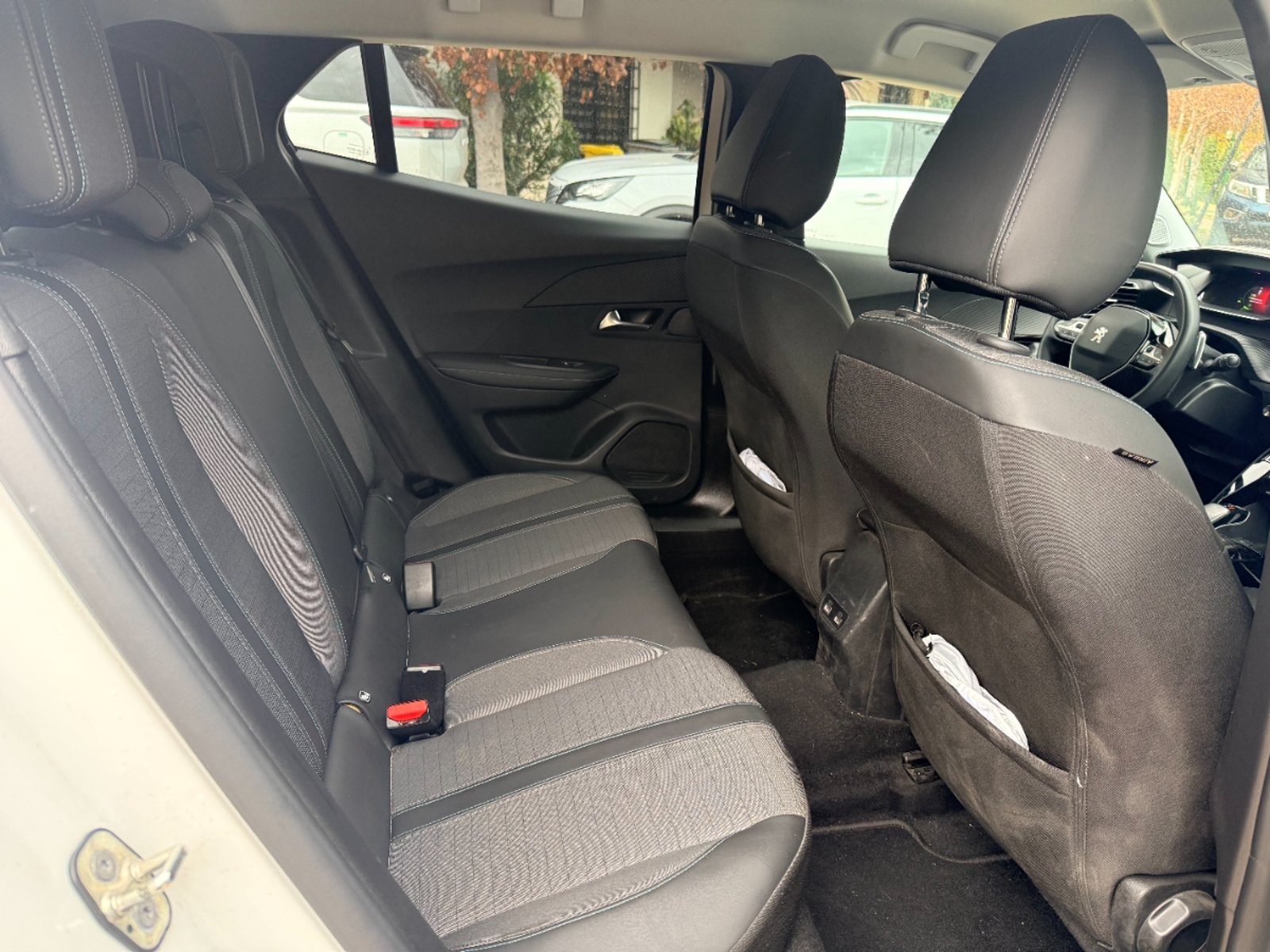 Peugeot 2008 Allure 1.2 turbo 2022 - Imagen 9 de 19