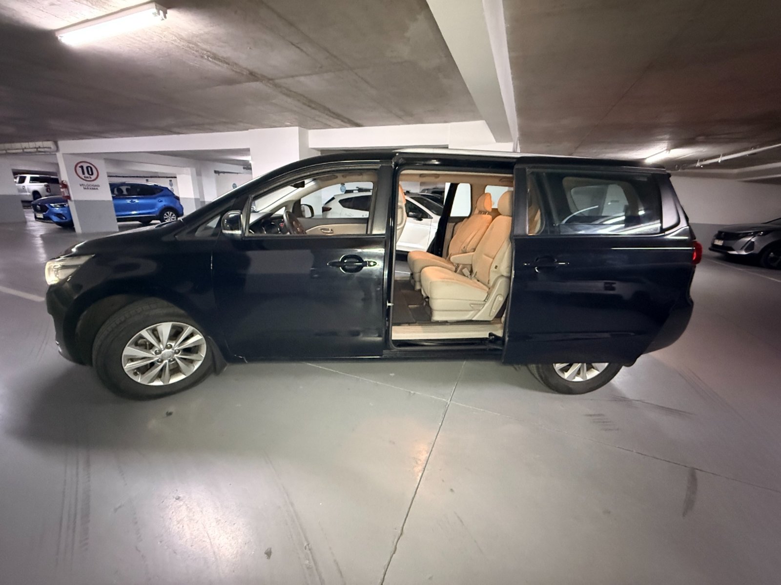 Kia Grand Carnival LX 3.3 V6 2016 - Imagen 19 de 20