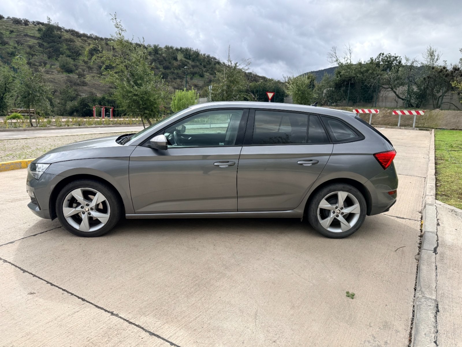 Skoda Scala Ambition 1.0 Turbo AT 2023 - Foto 2 de 20