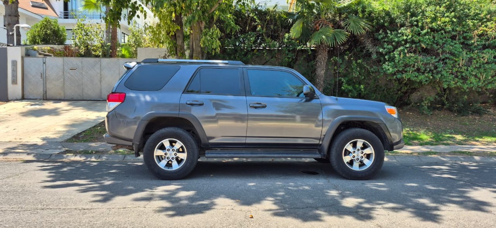 Toyota 4 Runner SR5 4X4 3 CORRIDAS 2012 - Imagen 4 de 9