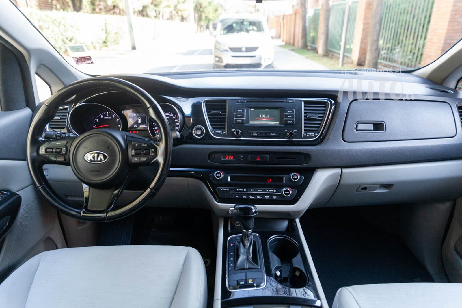 Kia Grand Carnival 2016 - Imagen 16 de 18