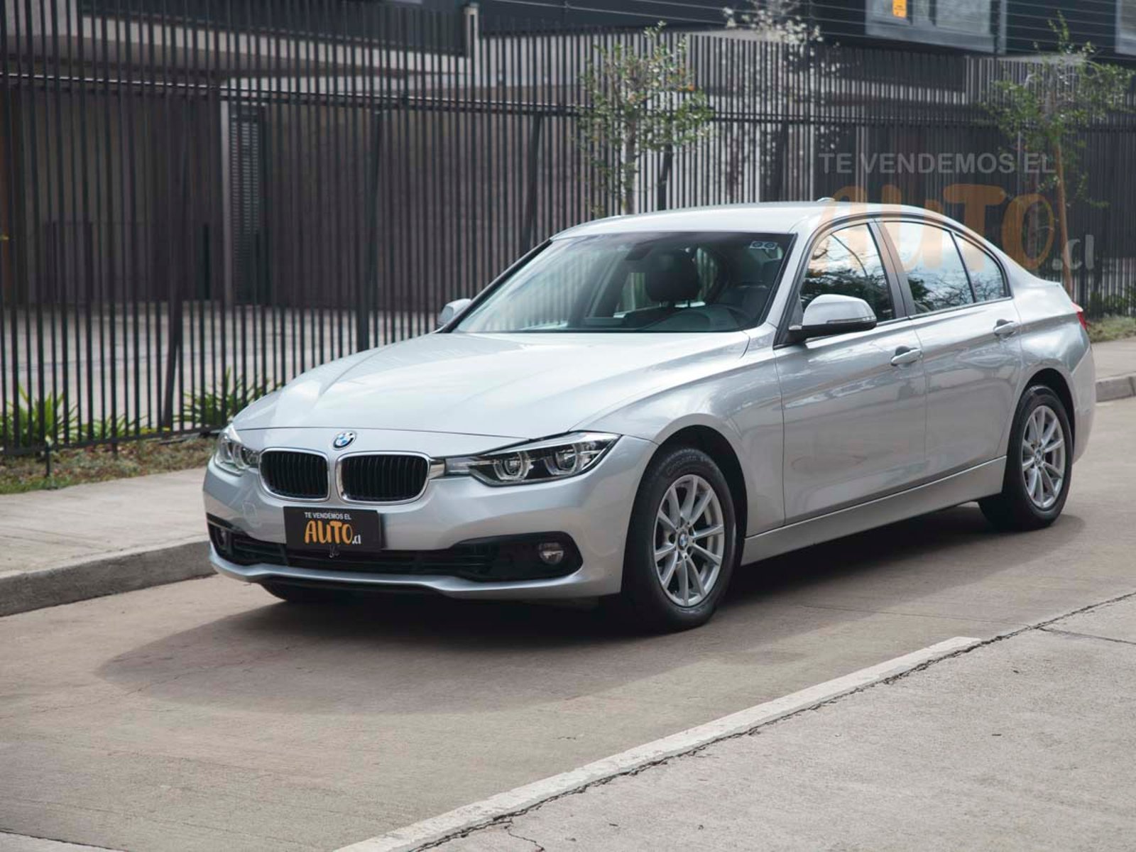 BMW 318i 2017 - Foto 2 de 19