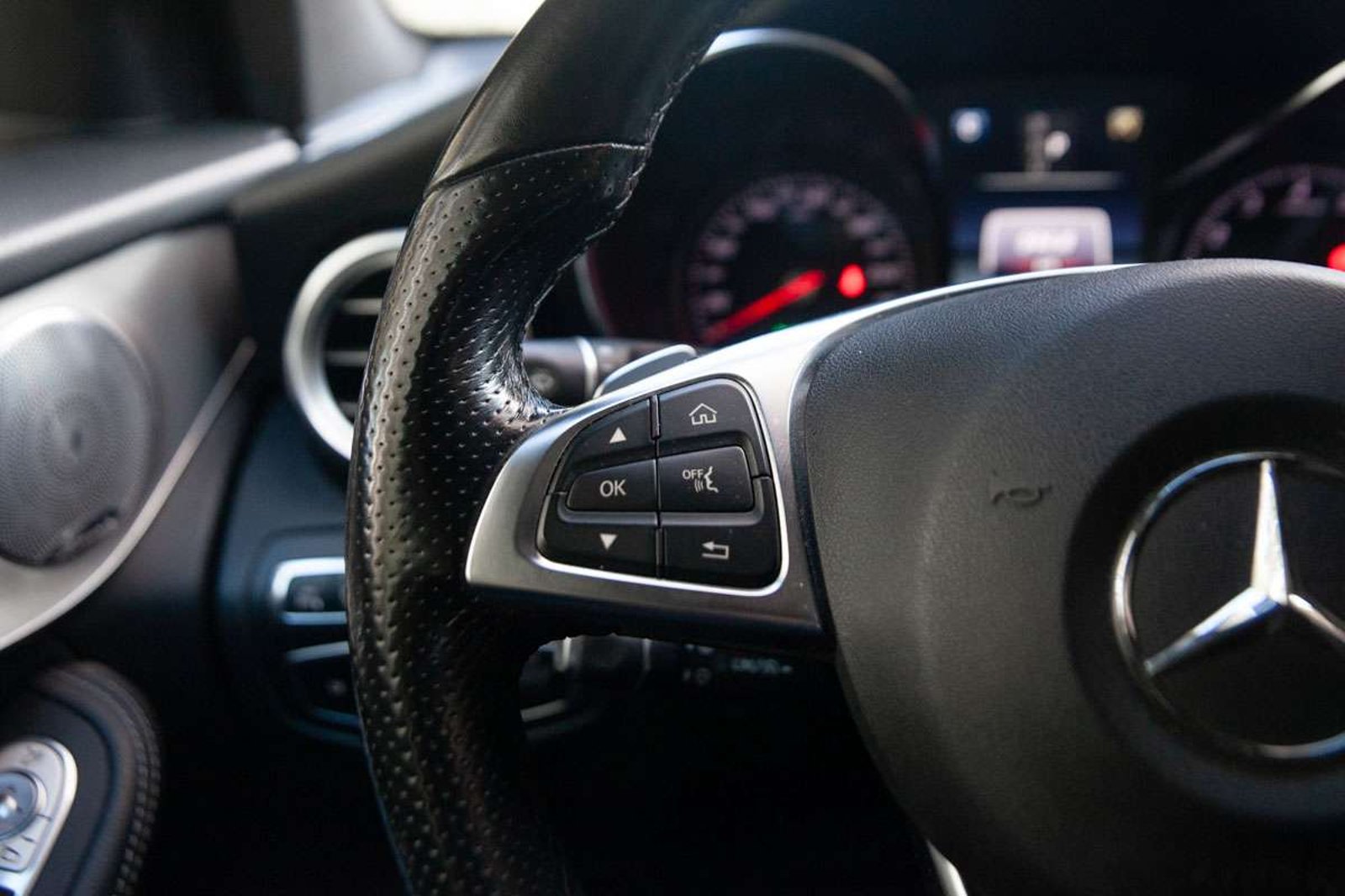 MERCEDES BENZ GLC300 2019 - Imagen 8 de 19