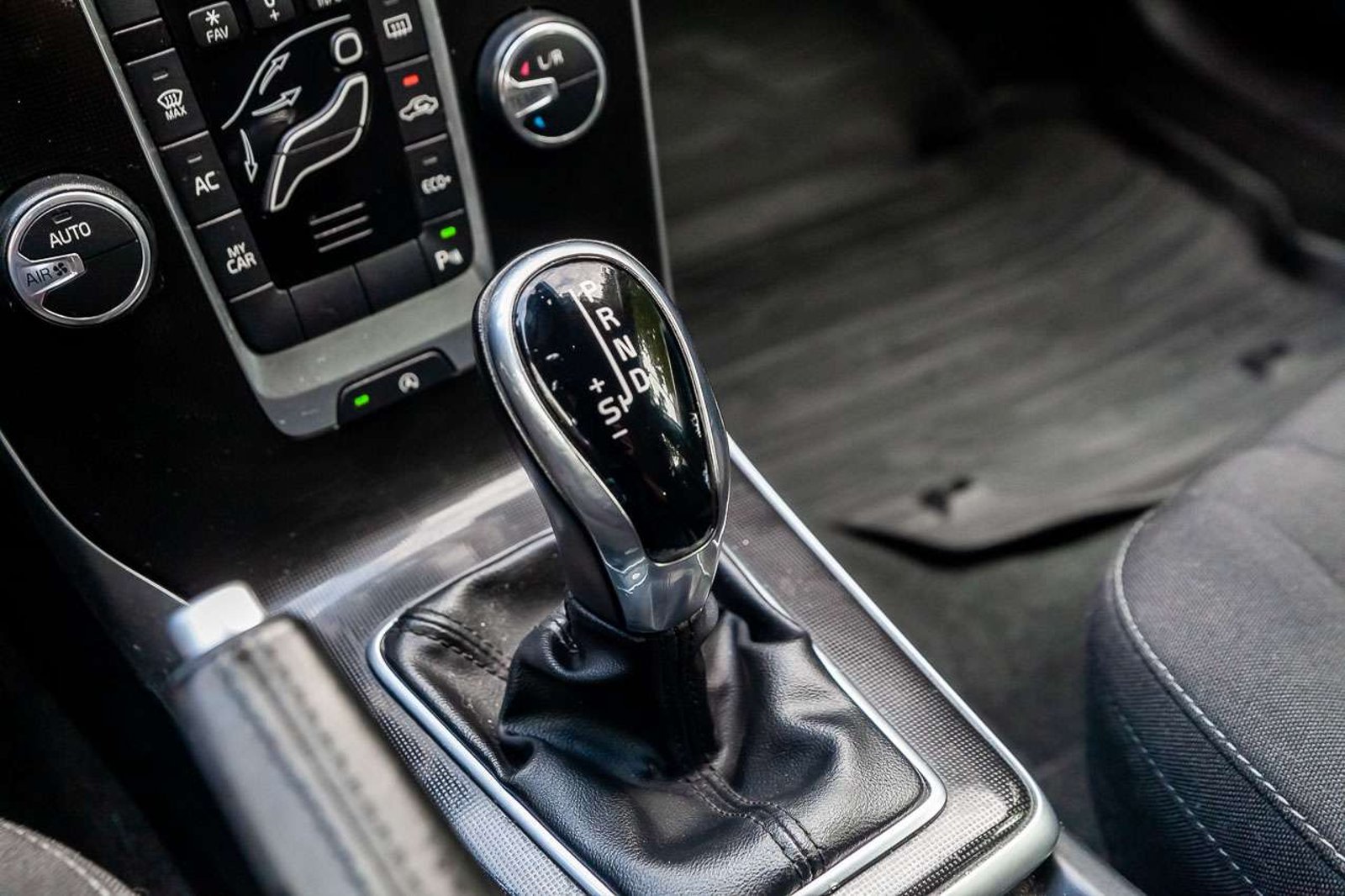 VOLVO V40 2019 - Imagen 14 de 19