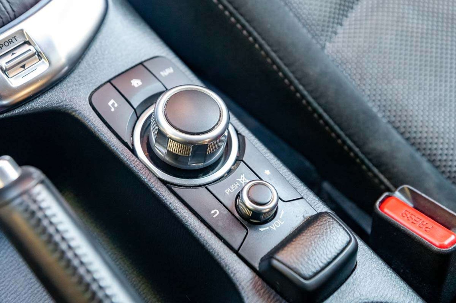 MAZDA 2 2019 - Imagen 13 de 17