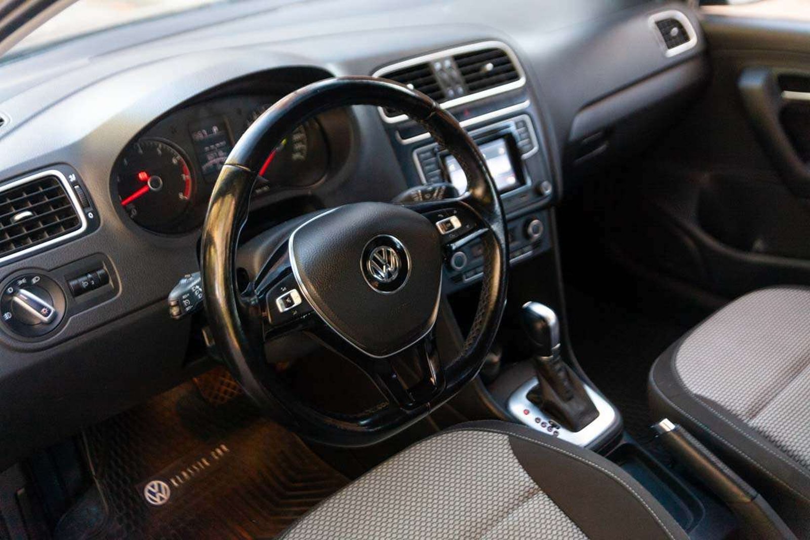 VOLKSWAGEN Polo 2017 - Imagen 7 de 17