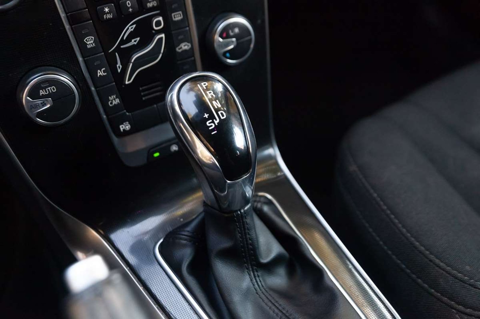 VOLVO V40 2019 - Imagen 14 de 18