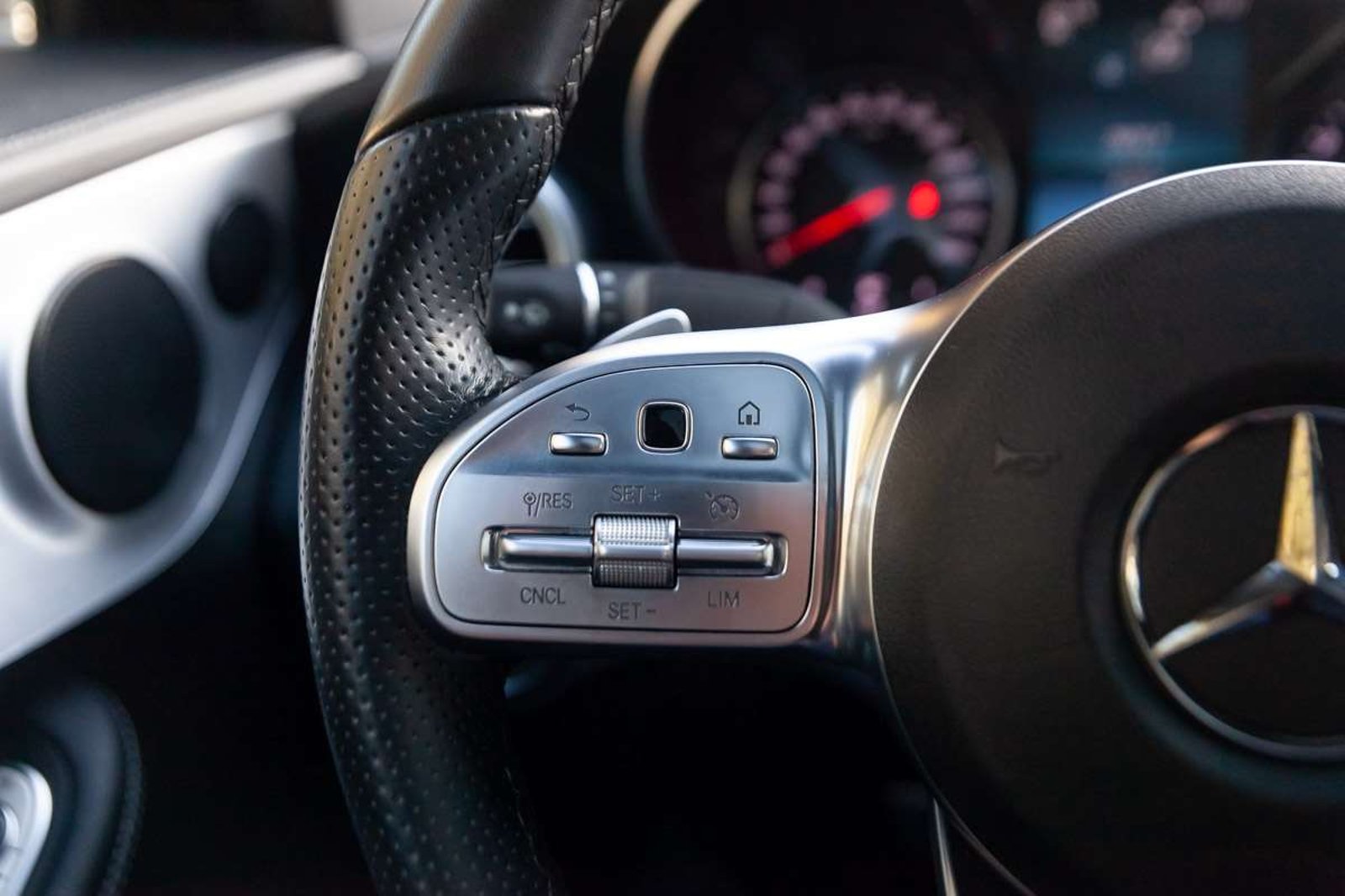 MERCEDES BENZ C300 2019 - Imagen 9 de 17