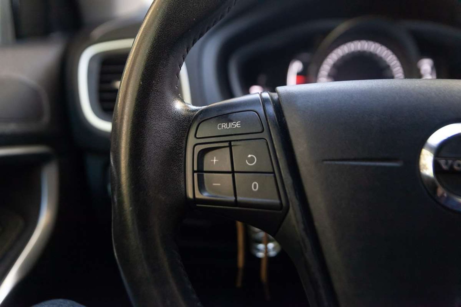 VOLVO V40 2019 - Imagen 9 de 18