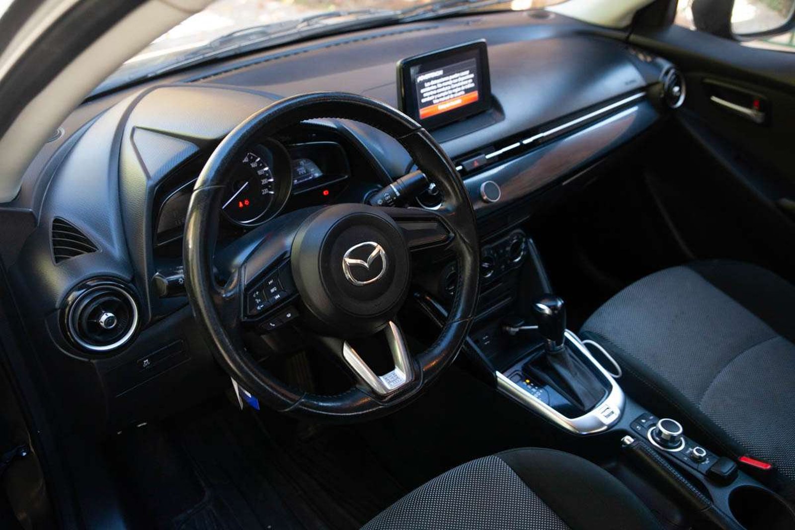 MAZDA 2 2019 - Imagen 7 de 17
