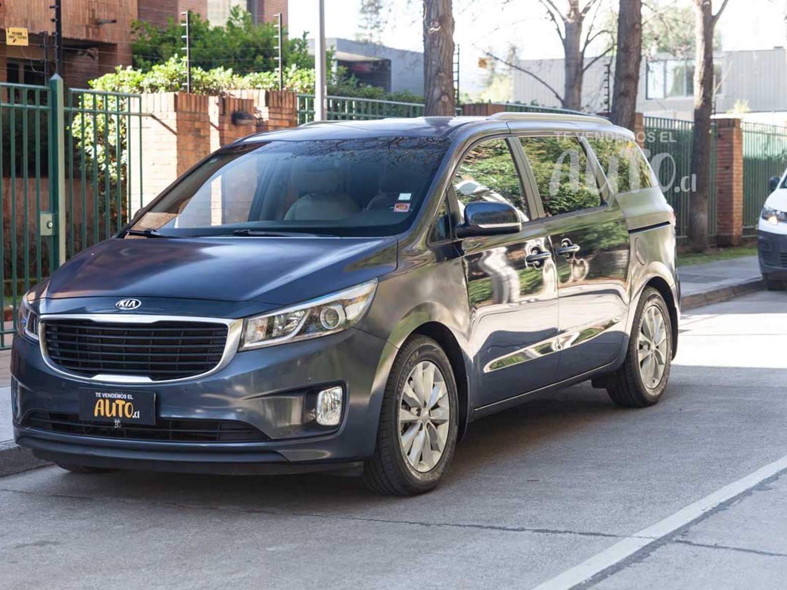 Kia Grand Carnival 2016 - Foto 2 de 18
