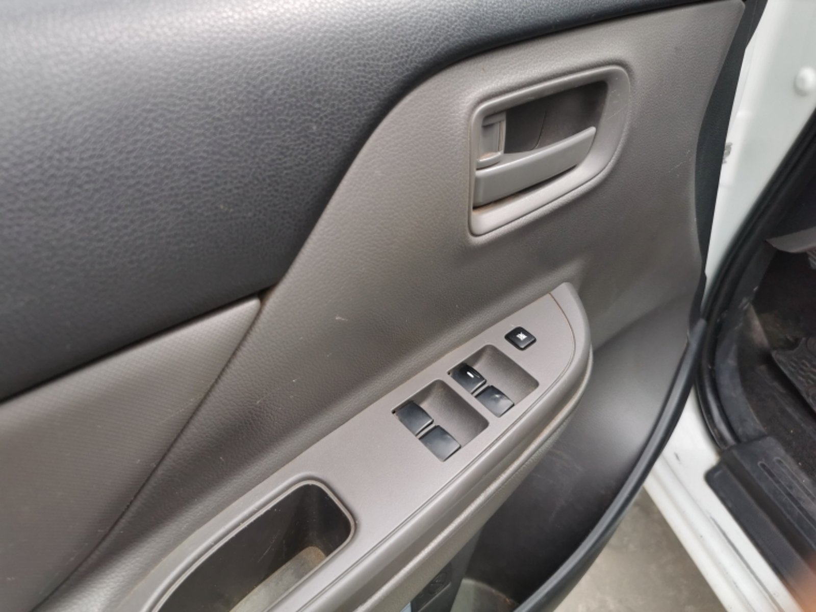 MITSUBISHI L200 D/c 2.4 Katana Crt 4x4 2016 - Imagen 6 de 18