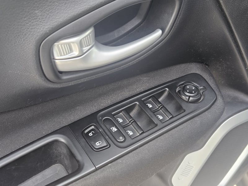 Jeep Renegade Sport 1.8 2023 - Imagen 14 de 20