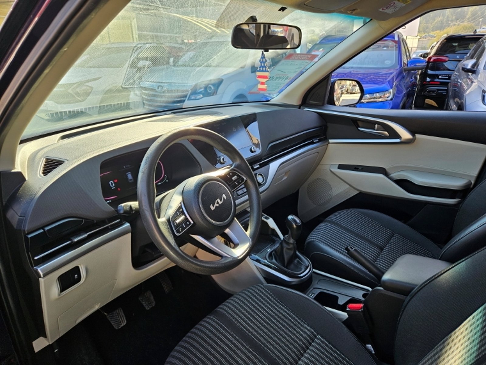 KIA Carens Lx 1.5 2023 - Imagen 13 de 20