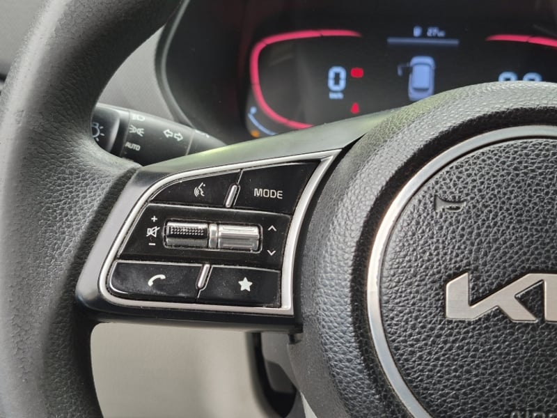 Kia Carens Lx 1.5l 6mt 7p 2023 - Imagen 19 de 20