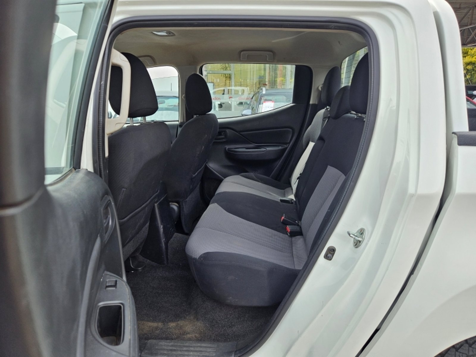 Mitsubishi L200 D/c 2.4 Katana Crt 4x4 Special Pack 2023 - Imagen 9 de 20