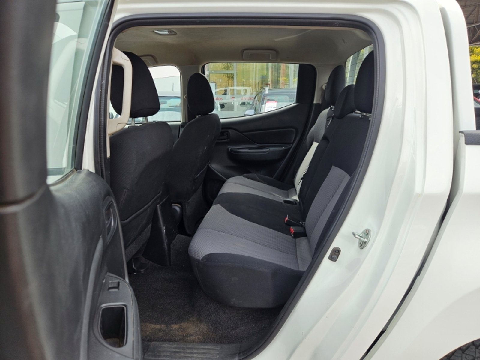 Mitsubishi L200 D/c 2.4 Katana Crt 4x4 Special Pack 2023 - Imagen 8 de 20
