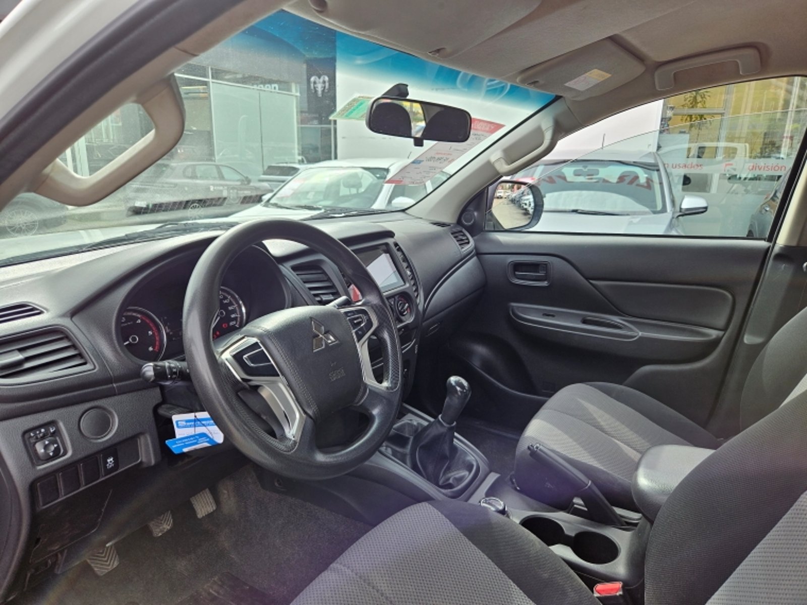 Mitsubishi L200 D/c 2.4 Katana Crt 4x4 Special Pack 2023 - Imagen 10 de 20