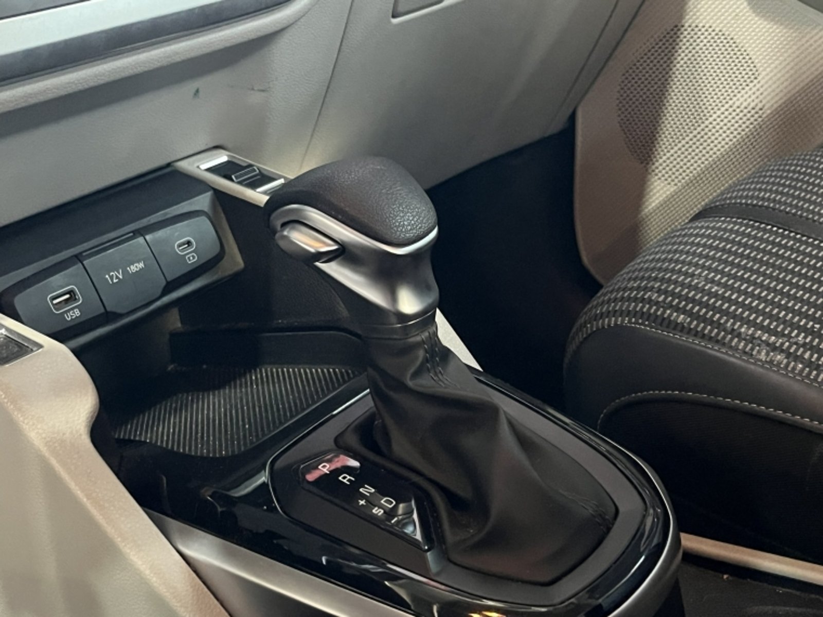 KIA Carens Ex 1.4 Aut 2023 - Imagen 17 de 20