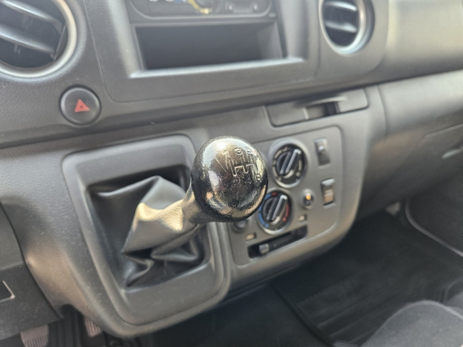 NISSAN Urvan 4x2 2.5 2023 - Imagen 17 de 20