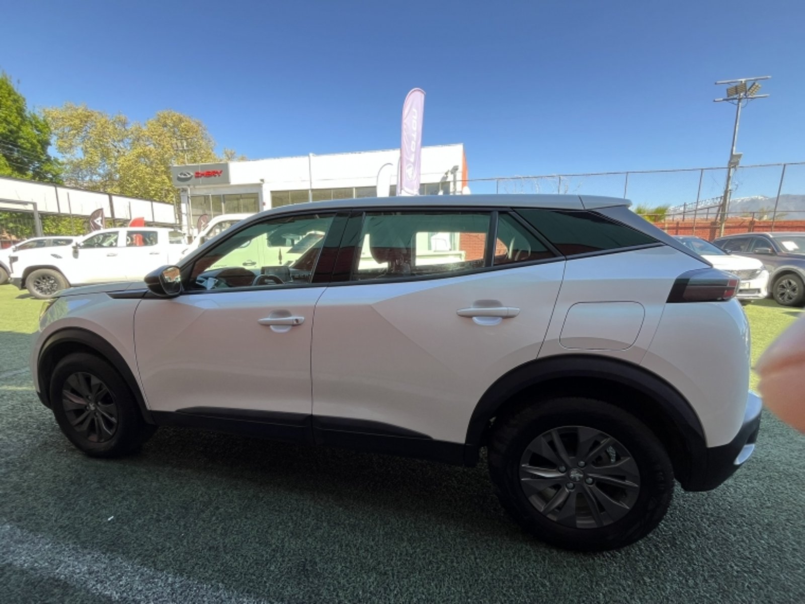 Peugeot 2008 Active 130 1.2 2023 - Foto 2 de 20